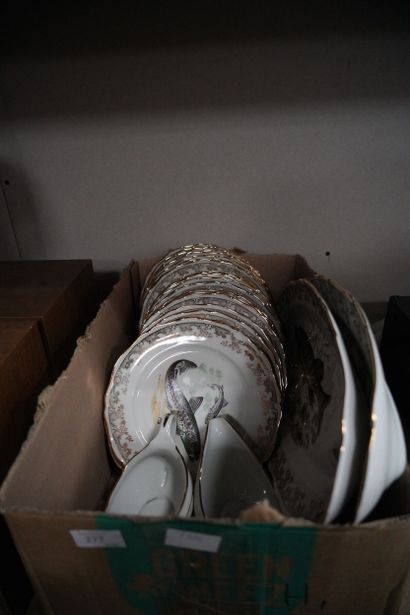 Partie de service en porcelaine à décor de...