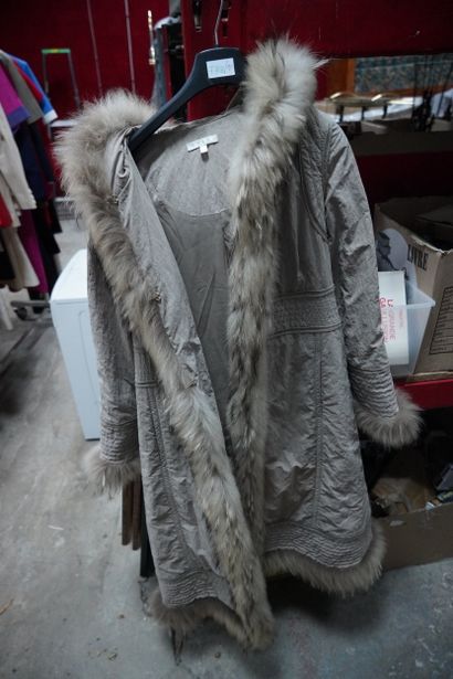 MODE
Ensemble de vêtements dont une veste...