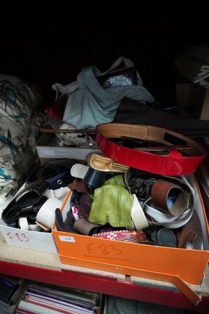 Réunion de ceintures, gants, sacs et divers.
En...