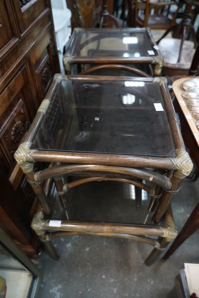 Paire de tables gigognes en rotin, le plateau...