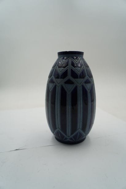 Vase en grés bleu à décor géométrique
Signé...