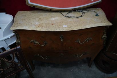 Commode bombée en bois de placage ouvrant...