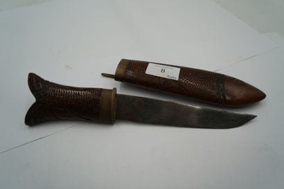 Couteau, son étui et son manche en boisgravé...