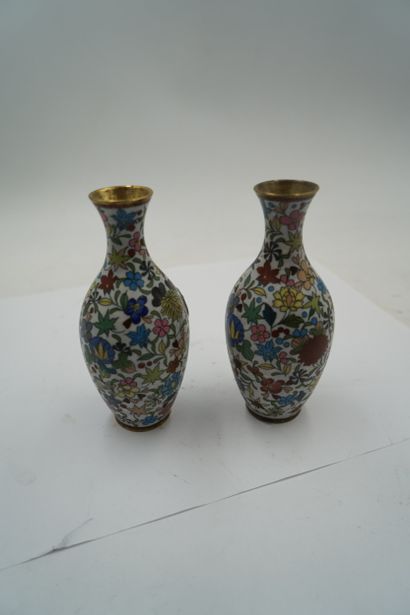 CHINE
Paire de vases balustre cloisonnés...