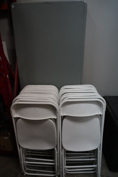 Réunion de 21 chaises pliantes en plastique...