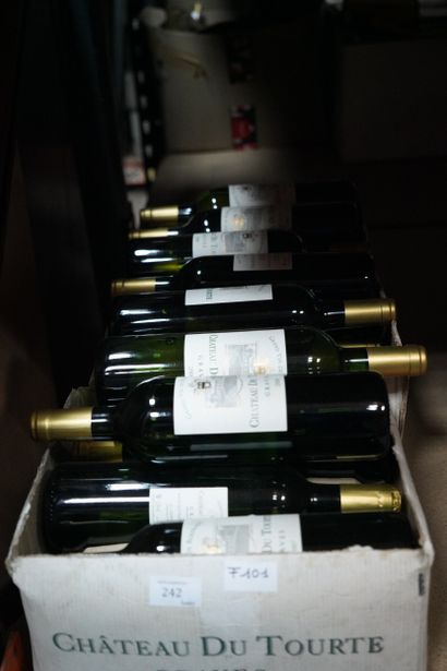 Réunion de bouteilles de vin dont Bordeaux,...
