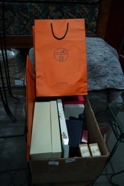Ecrins Hermès, écrins Cartier, et divers.
En...