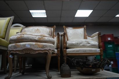 Une paire de fauteuils en bois naturel et...