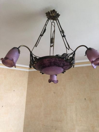 Suspension en laiton supportant trois tulipes...
