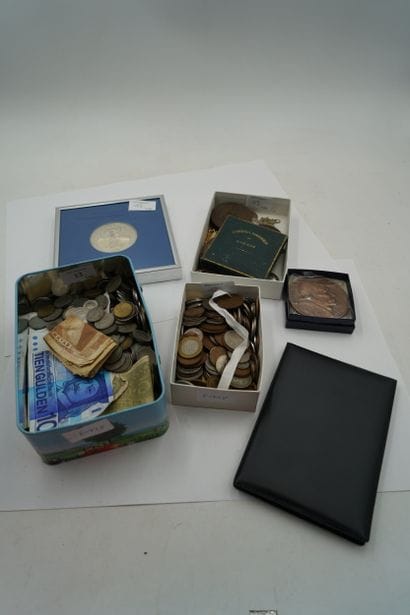 Réunion de monnaies et billets.
On joint...