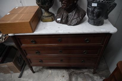 Commode rectangulaire en bois teinté mouluré...