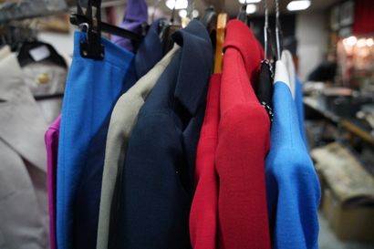 MODE
Réunion de vêtements dont vestes, robes,...