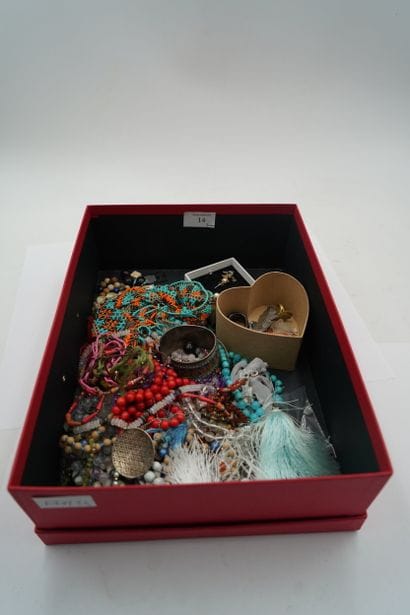 Réunion de bijoux fantaisie.