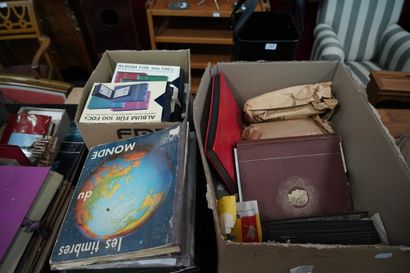 Importante réunion de timbres, albums, cartes...
