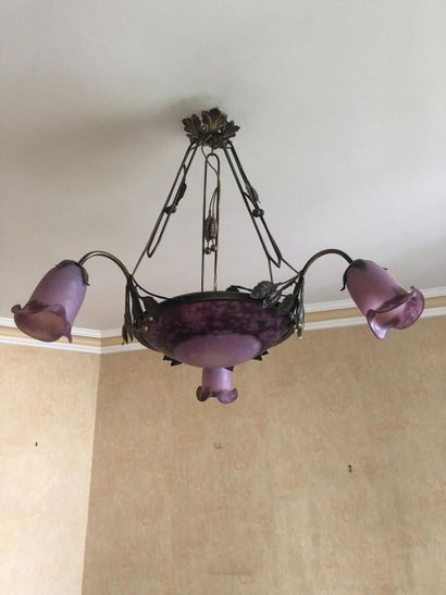 Suspension en laiton supportant trois tulipes...