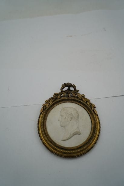 Médaillon figurant un portrait de Napoléon...