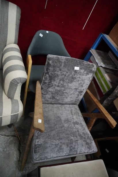 Fauteuil confortable moderne recouvert de...