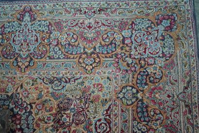 Important tapis en laine polychrome, le champ...