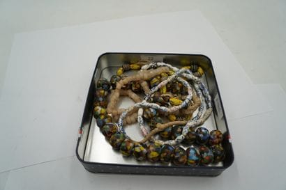 AFRIQUE
Quatre colliers de perles polychrome...