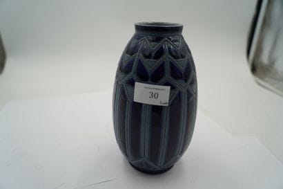 Vase en grés bleu à décor géométrique
Signé...