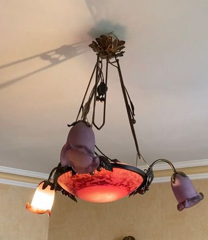 Suspension en laiton supportant trois tulipes...