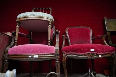 Fauteuil en bois naturel mouluré et sculpté...