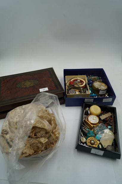 Réunion de bijoux fantaisie, boîtes, réveil,...