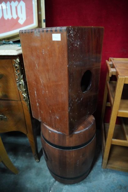 Deux tambourins percés en bois dont un épousant...