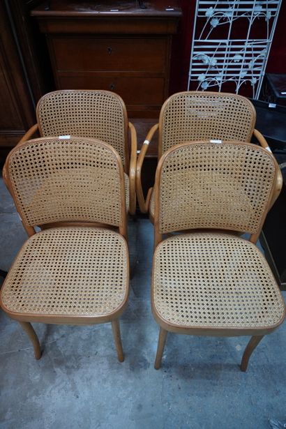 Paire de fauteuils en bois courbé, le dossier...