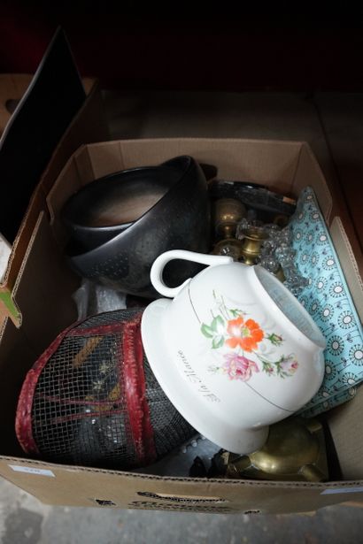 Réunion de trois cartons de vaisselle, lampes...