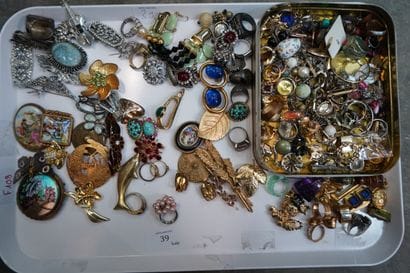 Réunion de bijoux fantaisie dont nombreuses...