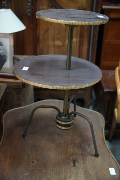 Trois tables gigogne en bois naturel, le...