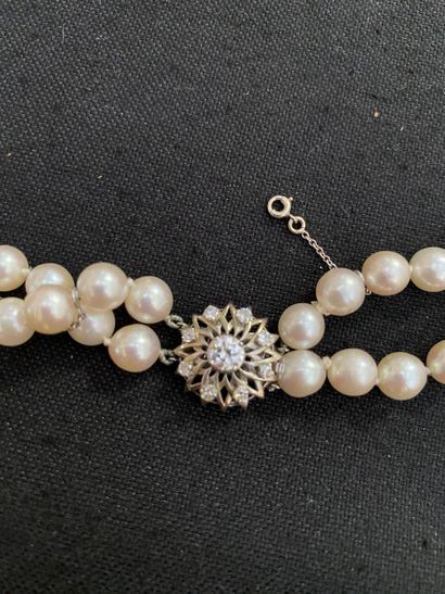 Collier composé de deux rangs de perles de...