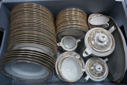 Partie de service de table et à café en porcelaine...