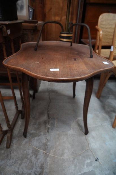 Trois tables gigogne en bois naturel, le...