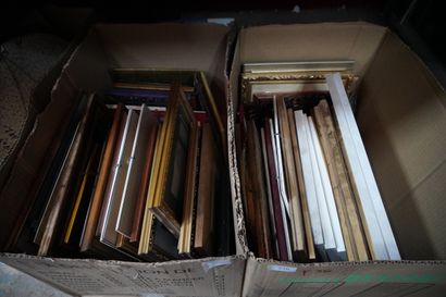 Réunion de trois cartons de pièces encadrées.
En...