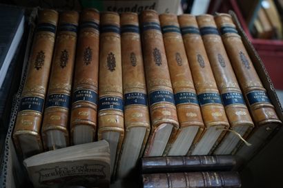 Réunion de volumes reliés divers.
Trois cartons,...