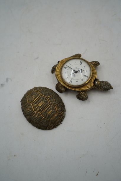 LANCEL
Pendule Tortue en métal doré, la carapace...