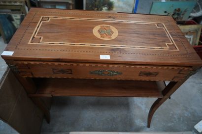 Console en bois à décor marqueté ouvrant...