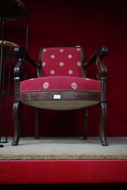 Paire de fauteuils en bois de placage mouluré,...