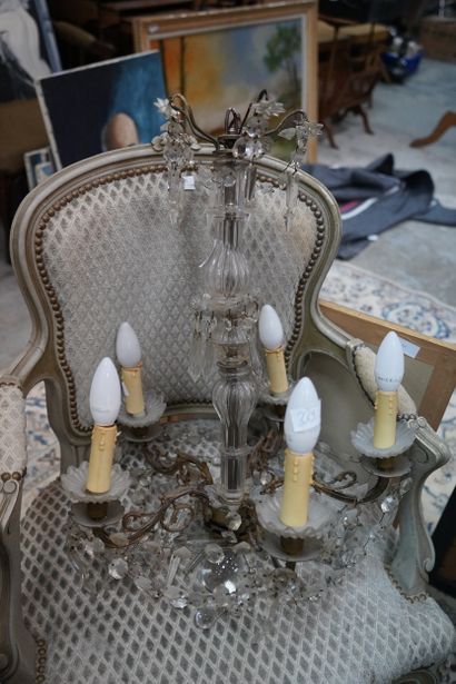 Lustre en métal doré à cinq bras de lumières...