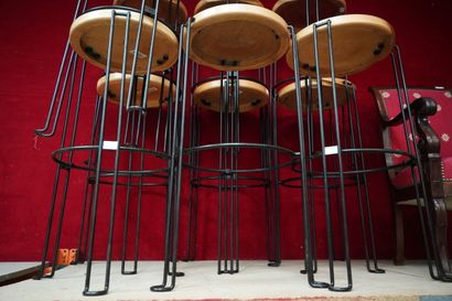Suite de 10 tabourets de bar, en métal tubulaire...