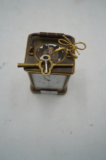 Pendulette d'officier en laiton.
Le cadran...