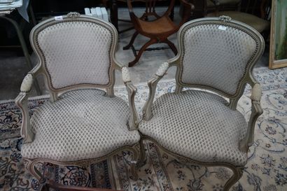 Paire de fauteuils cabriolet en bois peint...