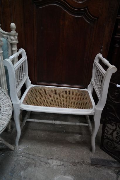 Banquette cannée en bois peint blanc, les...