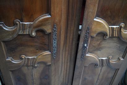 Deux portes d'armoire en bois mouluré.
En...