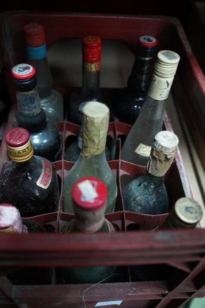 Réunion de bouteilles de vins liqueurs et...