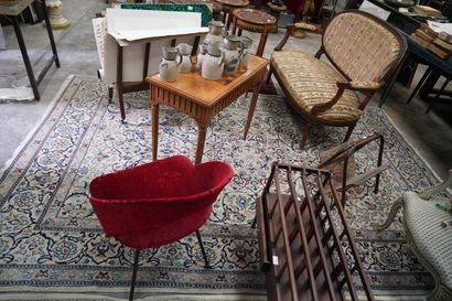 Deux tapis rectangulaires en laine polychrome...