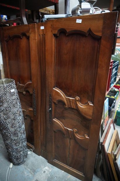 Deux portes d'armoire en bois mouluré.
En...