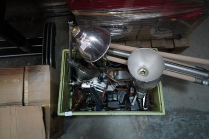 Réunion de lampes et appareils photos.
En...